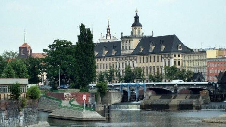 Wrocław: Mężczyzna wskoczył do Odry. Z wody wyciągnęła go straż pożarna