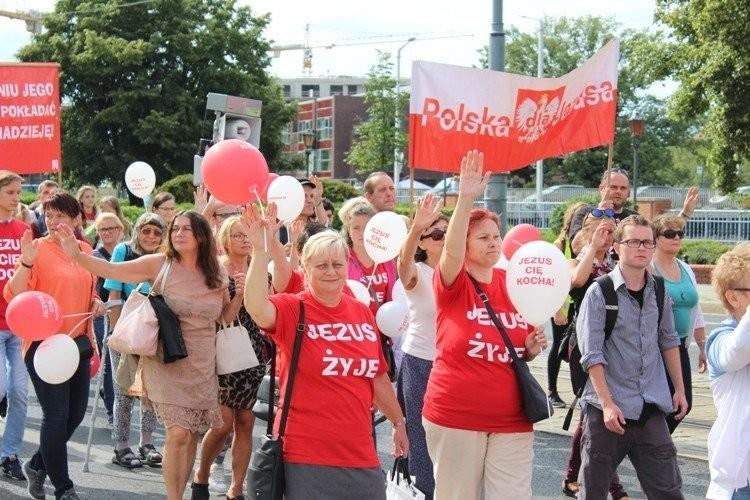 Wrocław: utrudnienia w ruchu podczas Marszu dla Jezusa [18.08.2022, TRASA]