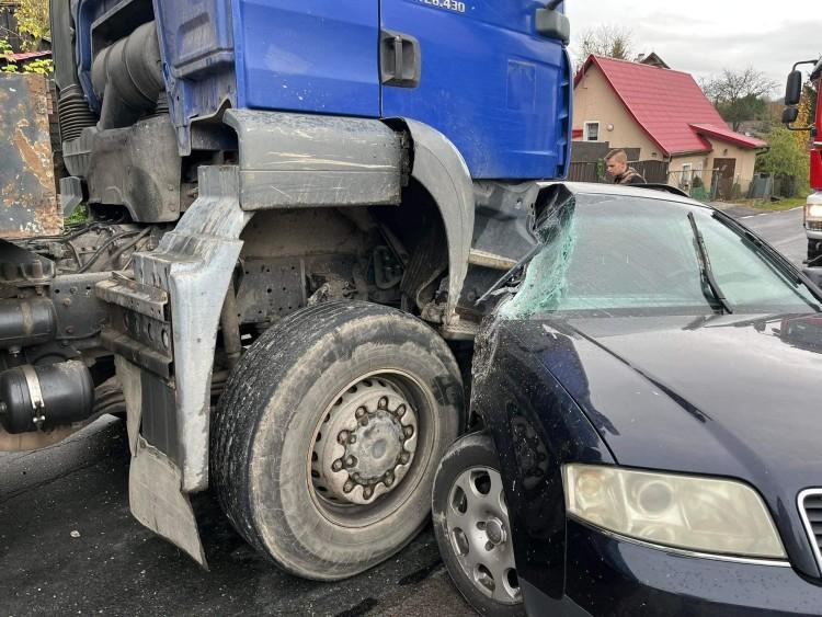 Ciężarówka wbiła się w audi. Groźny wypadek na trasie do Jeleniej Góry