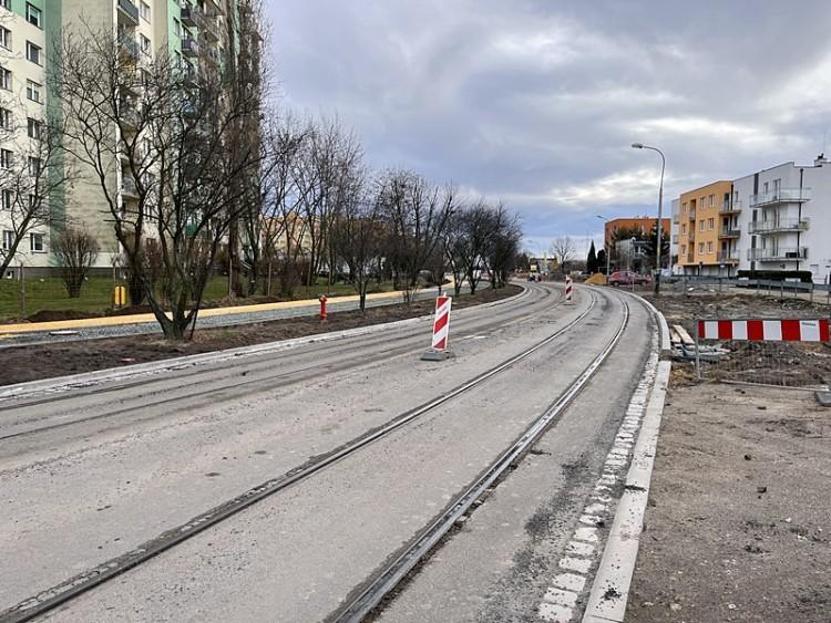 Fuszerka czy etap prac? Asfalt na nowej drodze na Nowy Dwór sypie się