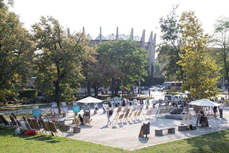 Plenerowa wystawa obrazów Galerii Bastion Ceglarski [ZDJĘCIA]