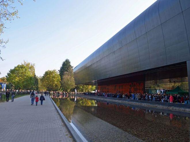 Rafał Dutkiewicz oraz miłośnicy miasta szukają najpiękniejszych realizacji architektonicznych we Wrocławiu