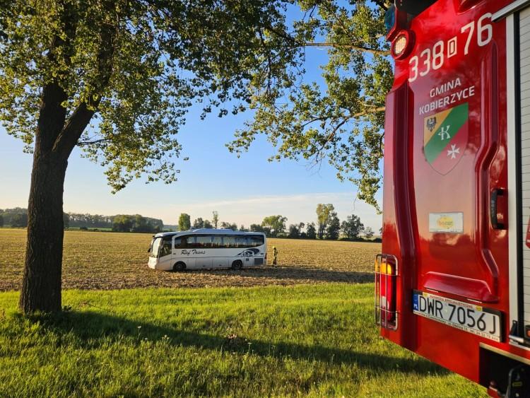 Autobus wypadł z drogi i utknął w polu. Ranna jedna osoba