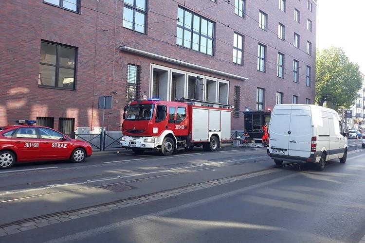 Alarm bombowy w sądzie. Ewakuacja budynki i zamknięte ulice [ZDJĘCIA,WIDEO]