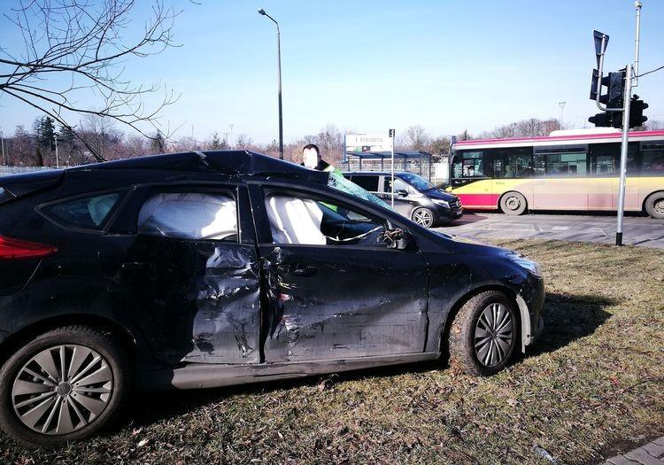 Autobus zderzył się z samochodem na Stabłowicach. Jedna osoba ranna [ZDJĘCIA]