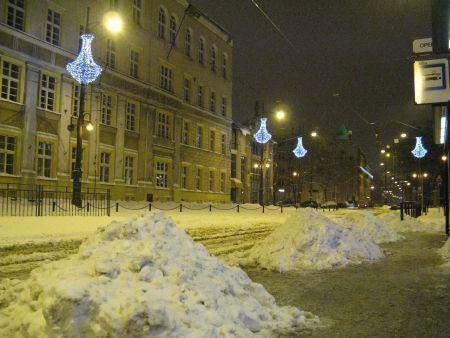 Miejskie służby zamiast odśnieżać na razie zamiatają ulice