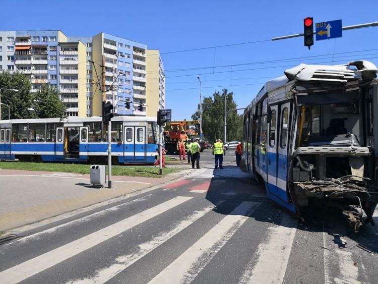 Groźny wypadek na Broniewskiego. Ciężarówka wjechała w tramwaj, są ranni [ZDJĘCIA]