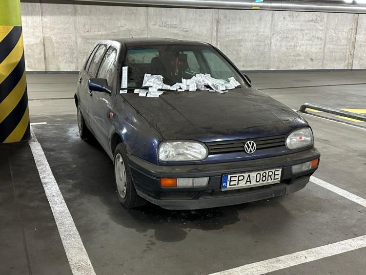 Wrocław: Opuszczony golf tonie w mandatach. Nikt się nim nie interesuje
