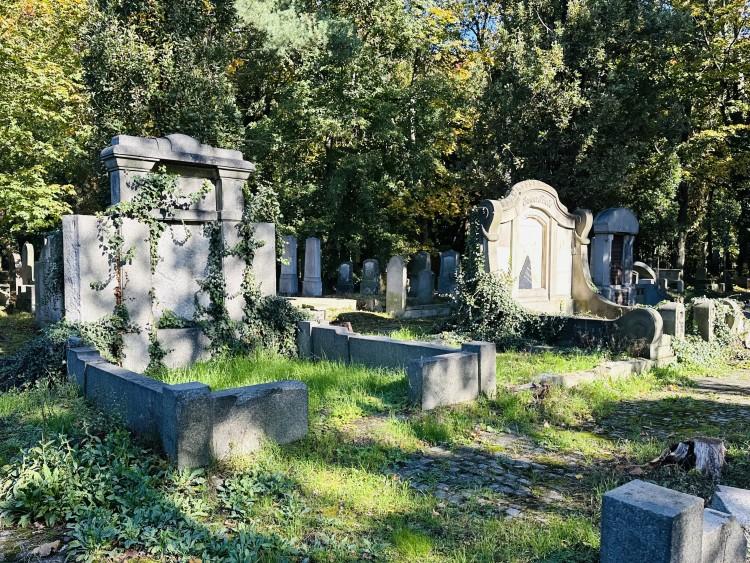 Cmentarz żydowski we Wrocławiu. Tu wciąż widać ślady po wojnie