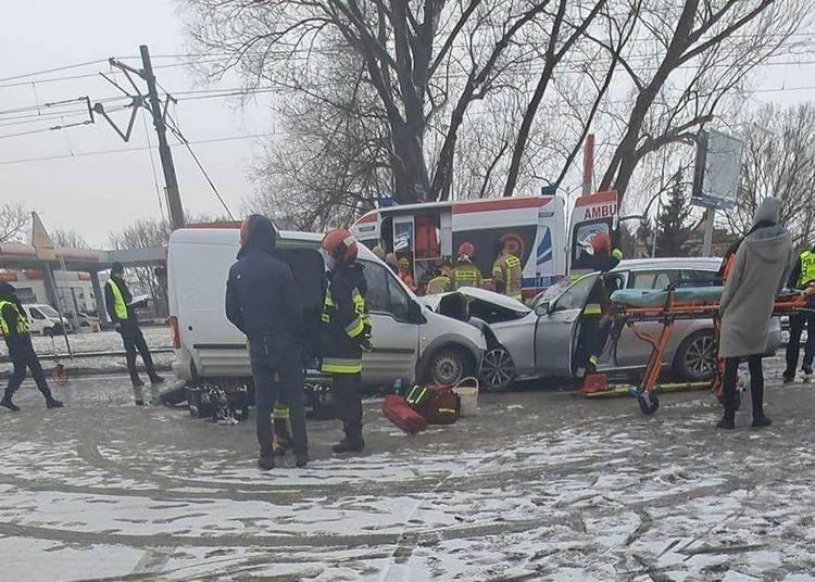 Wypadek na Kosmonautów. Ranni po czołowym zderzeniu