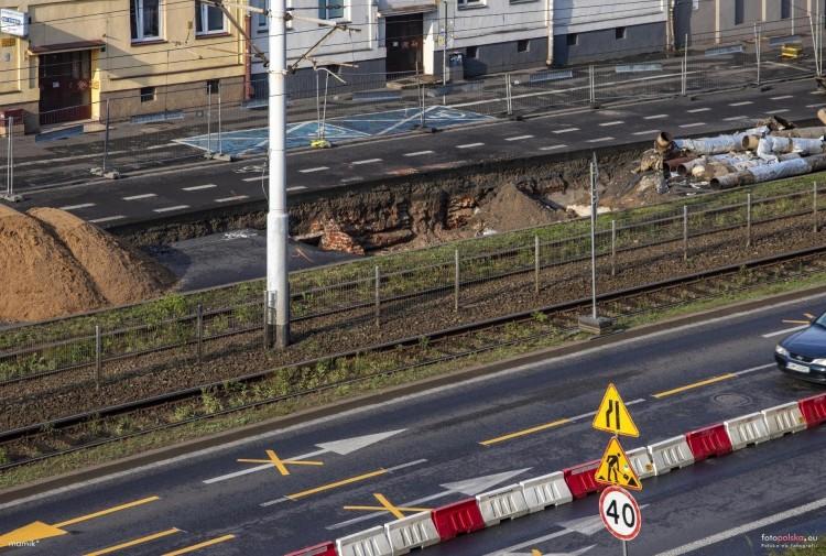 Zabytkowe mury znalezione na budowie. Opóźnią zakończenie remontu na Kazimierza Wielkiego?