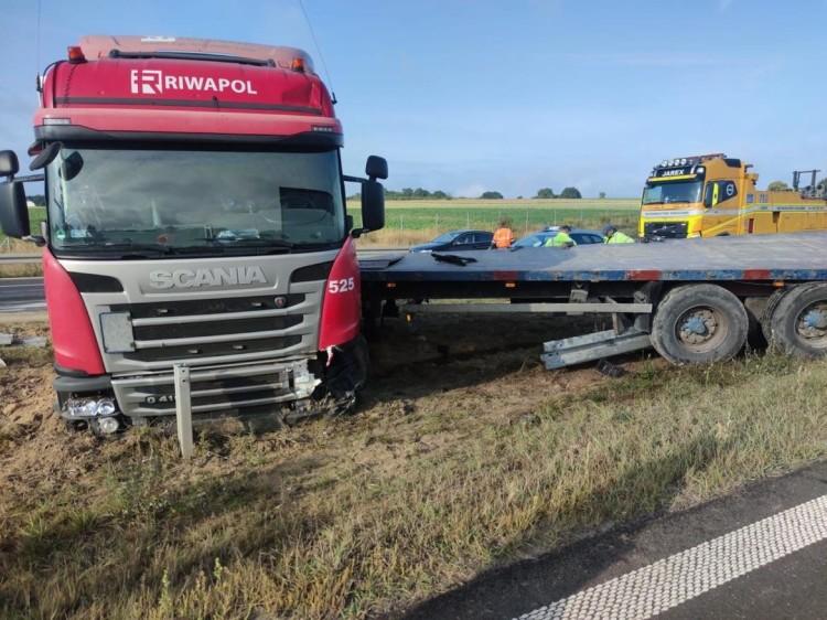 Wypadek na drodze S5. Ciężarówka stanęła w poprzek, na jezdni betonowe słupy