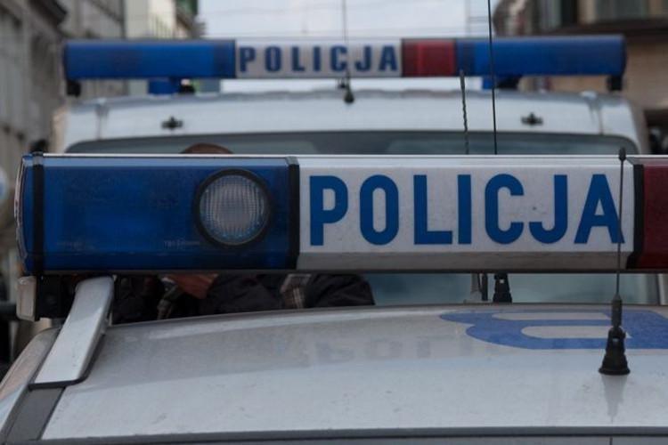 Policyjny strzał na parkingu. Podejrzany uciekł samochodem i jest poszukiwany [ZOBACZ]