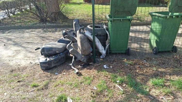 Opony oddane do utylizacji wyrzucili na osiedlu. Zapomnieli, że były podpisane