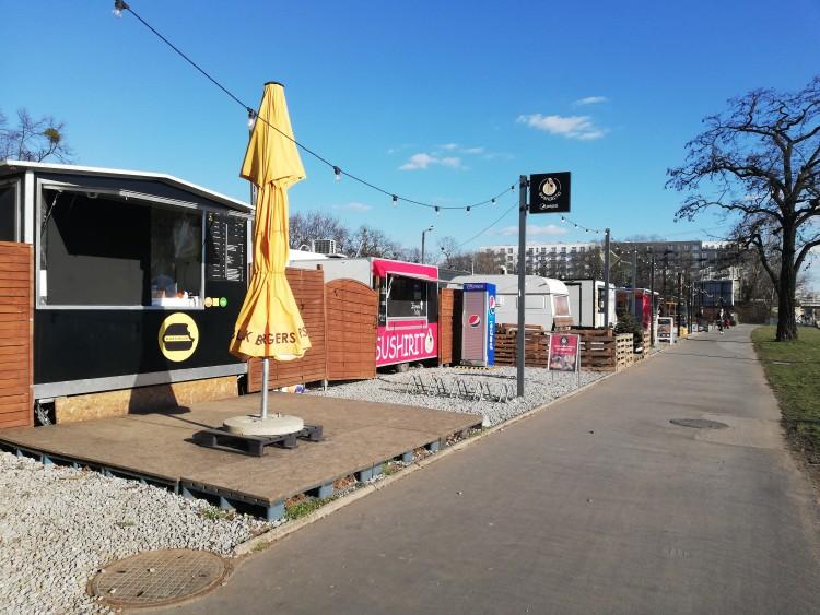Nowa strefa food trucków we Wrocławiu coraz popularniejsza [ZDJĘCIA]