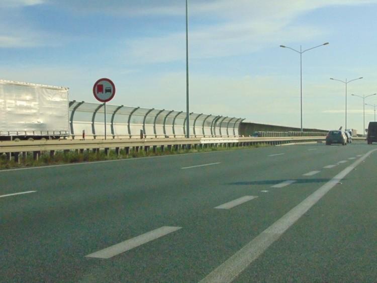 Zmiany na wrocławskich drogach. Zakaz wyprzedzania dla ciężarówek i remont nawierzchni