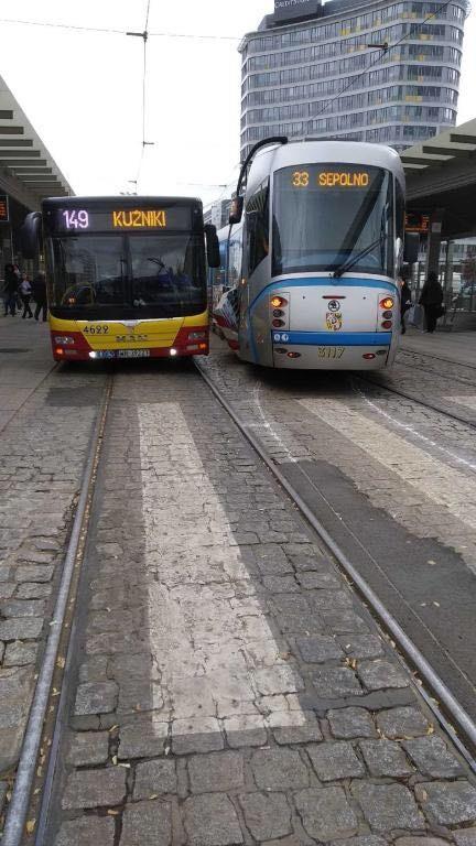 Wykolejenie tramwaju na rondzie Reagana. Objazdy [ZDJĘCIA]