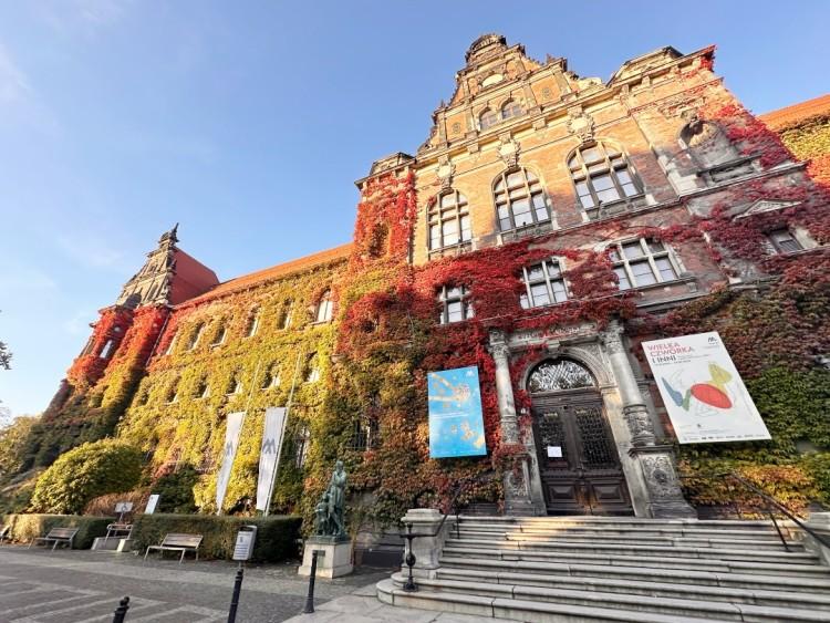 Ale kolory! Jesienią we Wrocławiu nie ma piękniejszego budynku!