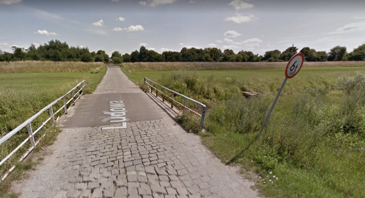 Wrocław: Ulica na Swojczycach pod wodą. Została zamknięta