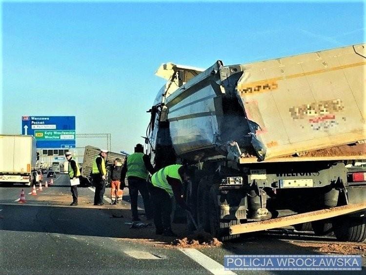 Ogromne utrudnienia na AOW po wypadku ciężarówek i auta osobowego