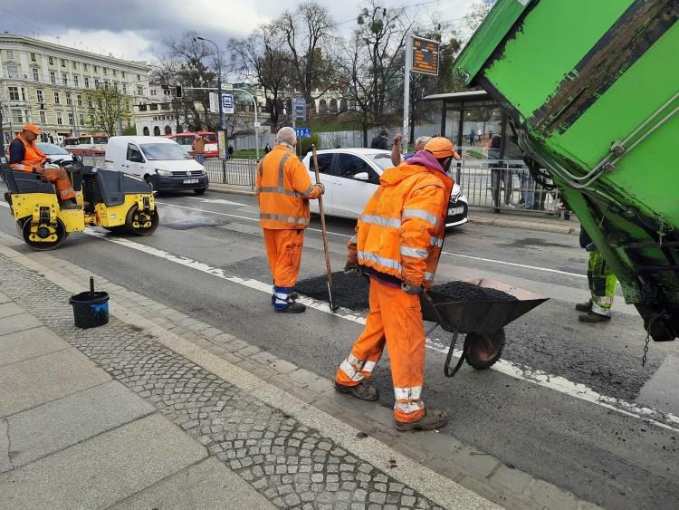 Uwaga na duży korek w centrum. Drogowcy łatają dziury na ważnym skrzyżowaniu