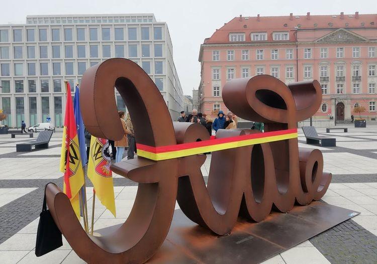„Miłość i nienawiść”. We Wrocławiu stanęła nietypowa rzeźba [ZDJĘCIA]