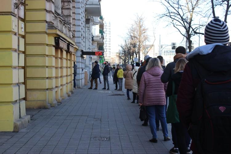 Tłusty Czwartek we Wrocławiu. Wszędzie kolejki po pączki [ZDJĘCIA]