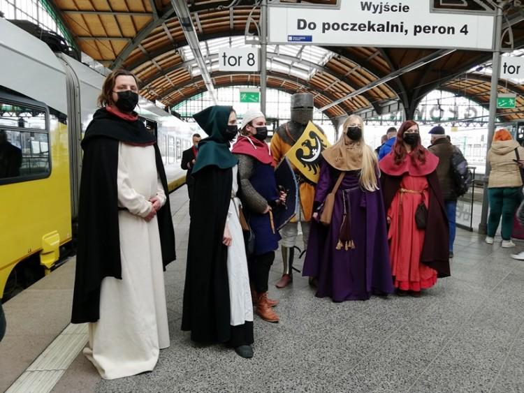 Rycerze Pobożnego na wrocławskim dworcu. KD uczciły rocznicę bitwy pod Legnicą [WIDEO, ZDJĘCIA]
