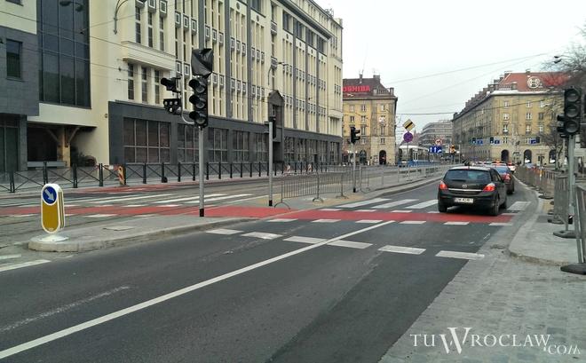 Przejście dla pieszych wzdłuż nasypu przy Bogusławskiego gotowe. Nowe światła już działają