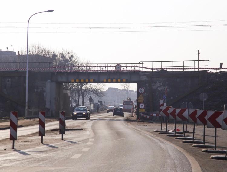 Wiadukt nad Buforową w rozbiórce. Są utrudnienia w ruchu, nocą ulica jest zamykana [ZDJĘCIA]