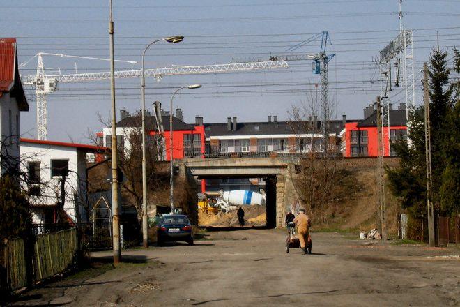 Miasto w końcu wybuduje ciąg pieszo-rowerowy pod tym wiaduktem kolejowym