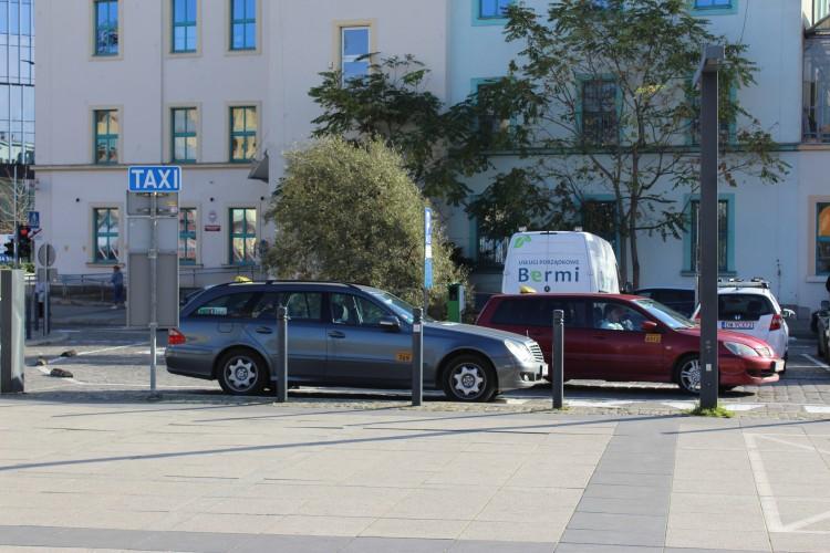 450 zł kary za wjazd na parking przy Dworcu Głównym. Taksówkarze piszą skargi [ZDJĘCIA]