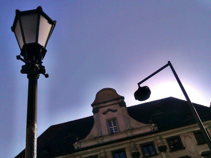 Na Kuźniczej jedna latarnia oświetla kolejną latarnię