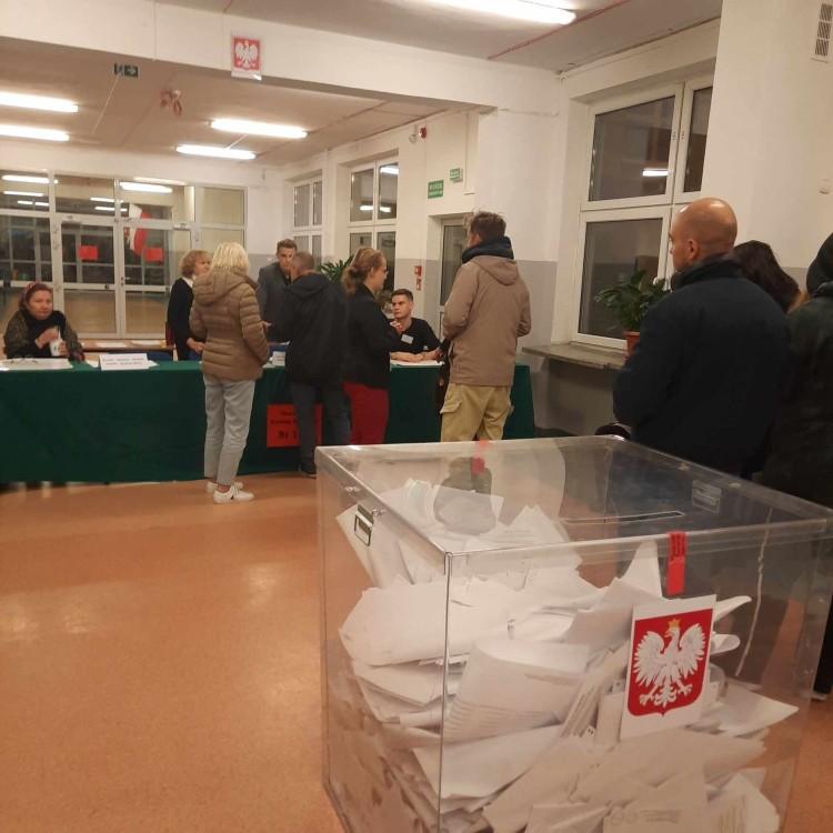 We Wrocławiu zabrakło kart wyborczych. Ludzie nie mogą głosować