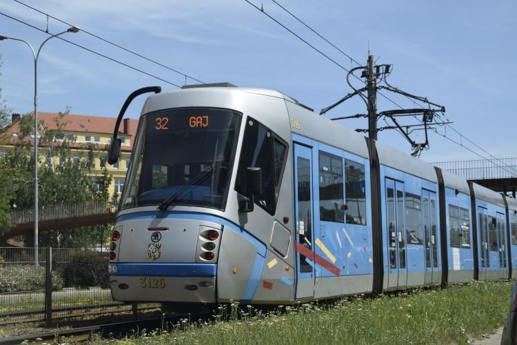 Złamany pantograf na pl. Wróblewskiego. Objazdy dla dwóch linii