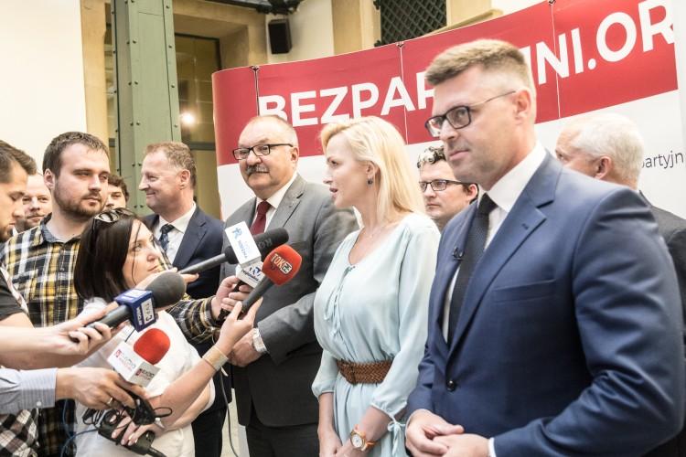 Brak porozumienia między bezpartyjnymi i pomysły PiS dla regionu [KOMENTARZ POLITYCZNY]