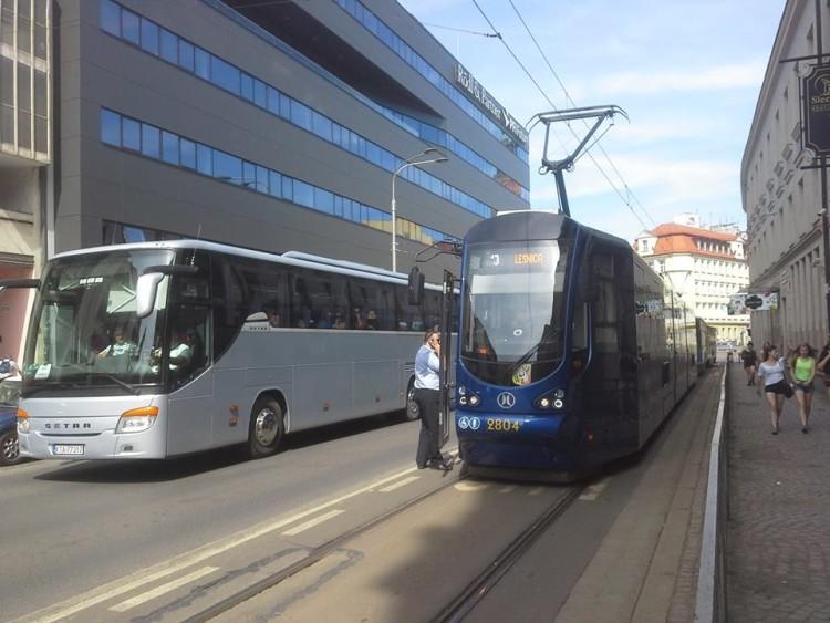 Dziewczyna wypadła w tramwaju w trakcie jazdy. Znamy przyczynę