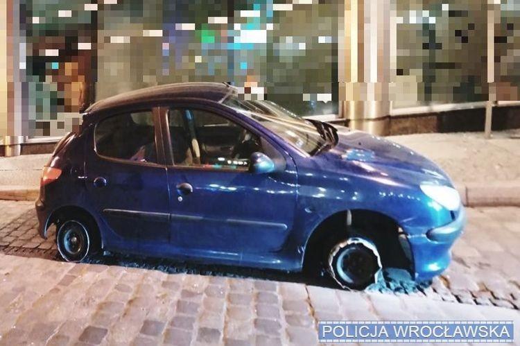 Pijany kierowca jechał przez centrum samochodem bez dwóch opon