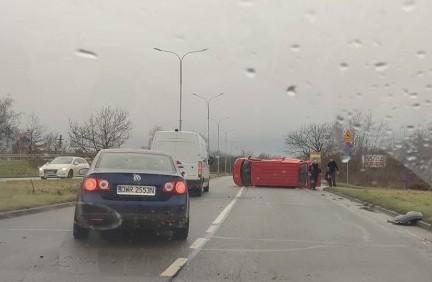 Wypadek w Mirkowie. Auto przewróciło się na bok, ranna jedna osoba