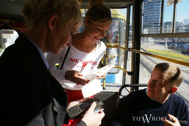 W tych tramwajach i autobusach przez najbliższy tydzień będą sprawdzać bilety