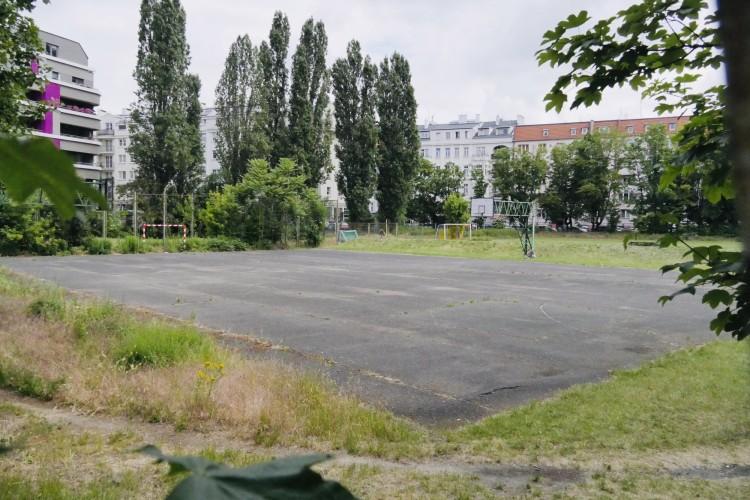 Deweloper chce przejąć szkolne boisko i postawić tu bloki