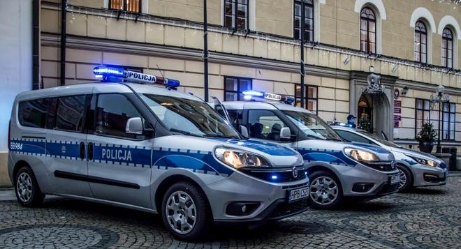 Beztroską jazdę bez pasów skończyli w areszcie. Kierowca poszukiwany, pasażer z narkotykami, a auto...