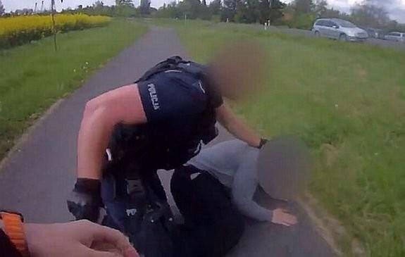Pijany 22-latek biegał z bronią. Policjanci ostro zareagowali [WIDEO]