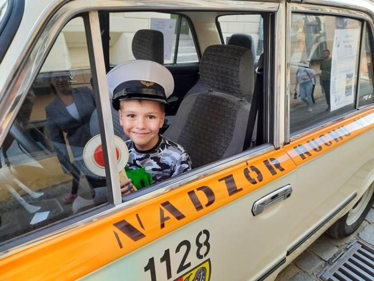 Parada zabytkowych autobusów przejechała przez Wrocław [ZDJĘCIA]
