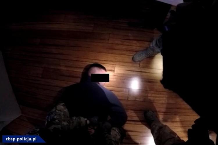 Kradli samochody z wypożyczalni i sprzedawali je na części
