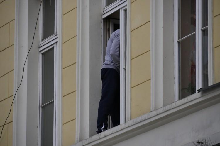 Człowiek w oknie na pl. Jana Pawła II. Zobacz akcję ratunkową [ZDJĘCIA]