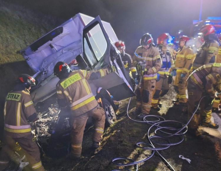 Wypadek na A4. Kierowca zakleszczony w aucie. 