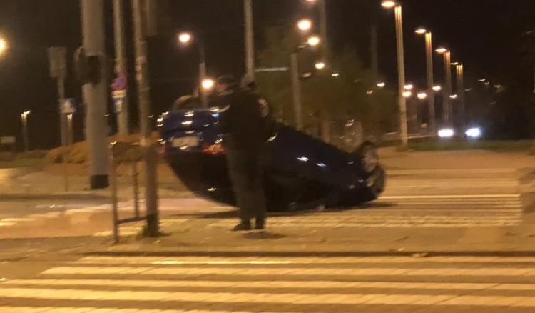 Wrocław: Groźny wypadek na Gaju. Auto dachowało