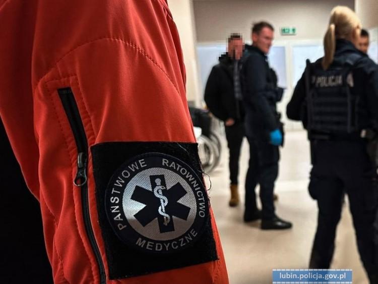 Rozjuszony alkoholem pacjent zniszczył karetkę. Słono za to zapłacił