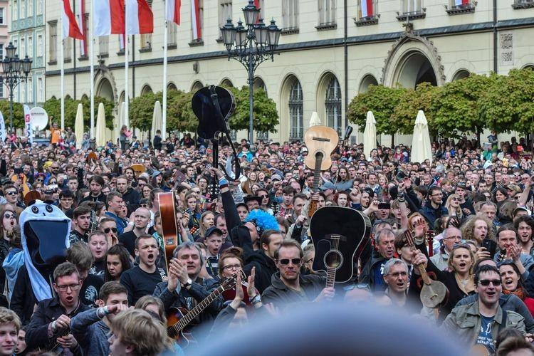 W piątek gitarzyści z flagą wejdą na Iglicę